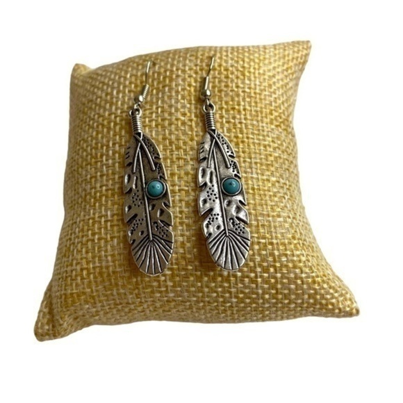 Brand new antique fether style unisex earrings - Picture 1 of 3